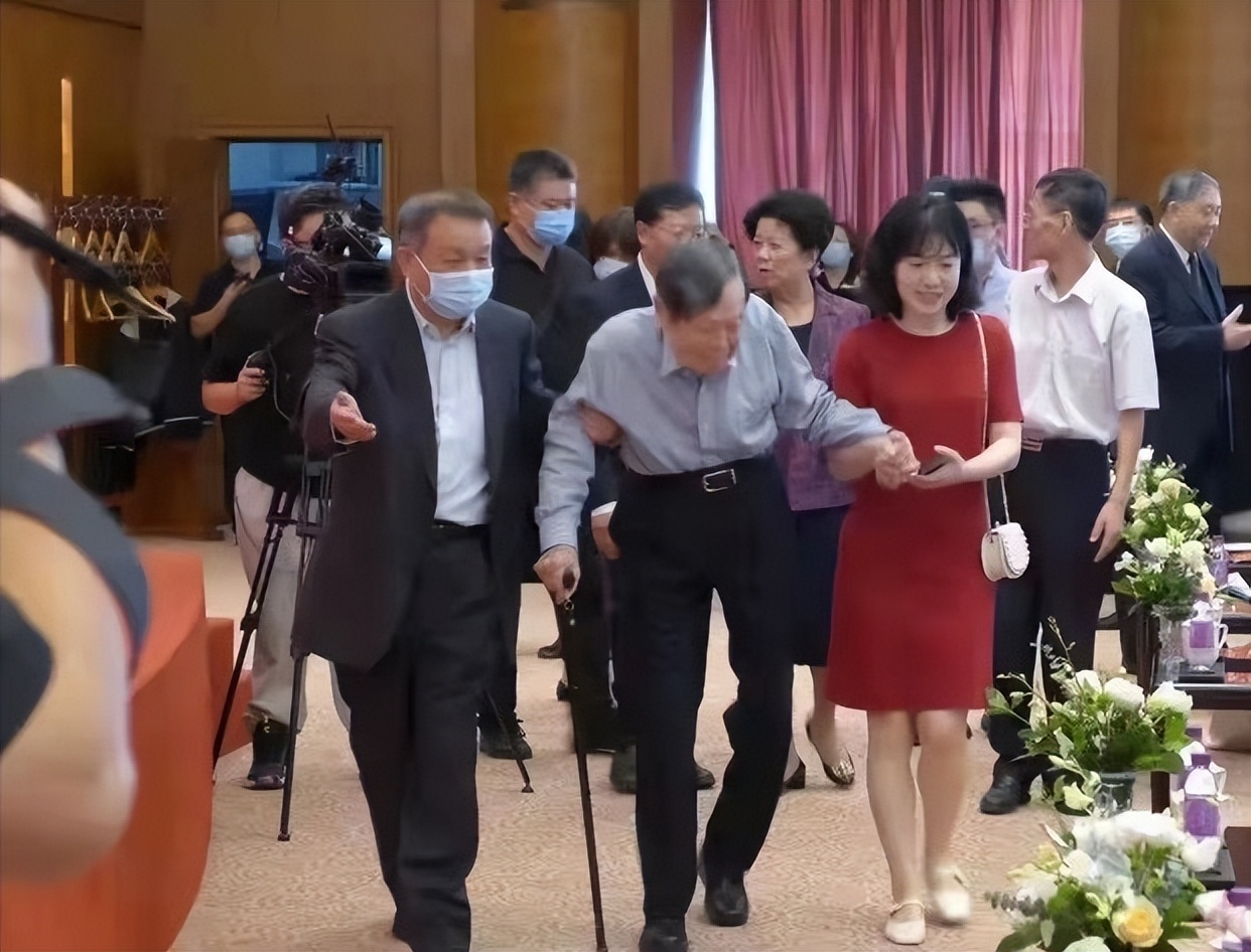 翁帆13年前嫁给杨振宁的原因,翁帆嫁给大自己54岁的杨振宁原因