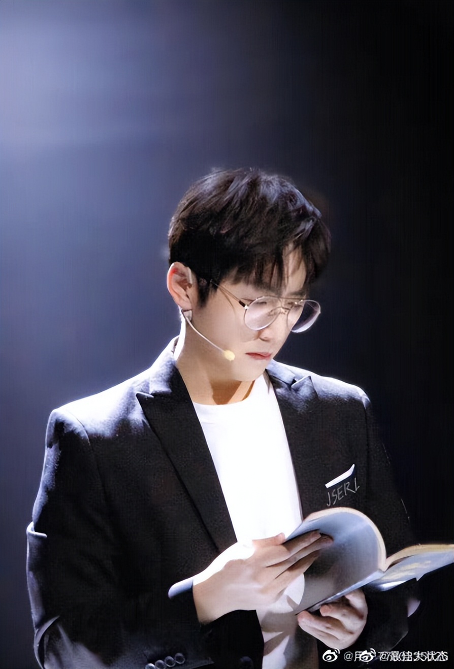 谁懂白客的人夫感!是那种苏感满满的居家好男人型,特别是笑起来