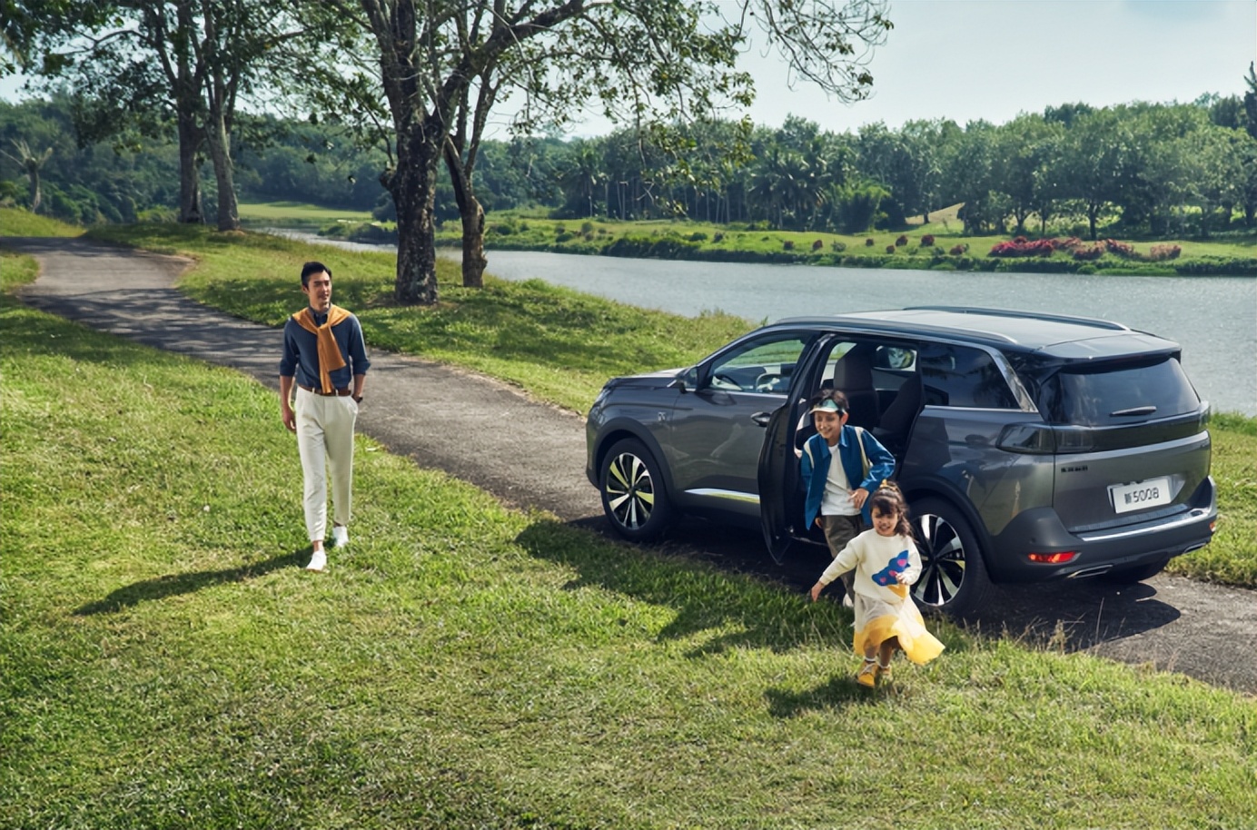 全新标致5008五座精英版,挚爱版5008最新报价