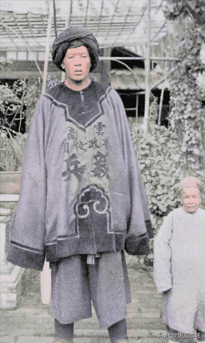 变态的纳粹德国，*光脱**犹太人女人衣服，集体*杀屠**！2