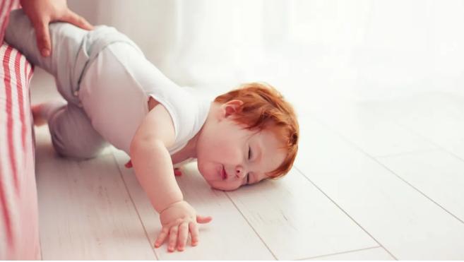 孩子坠床后抱起来,宝宝坠床紧急处理