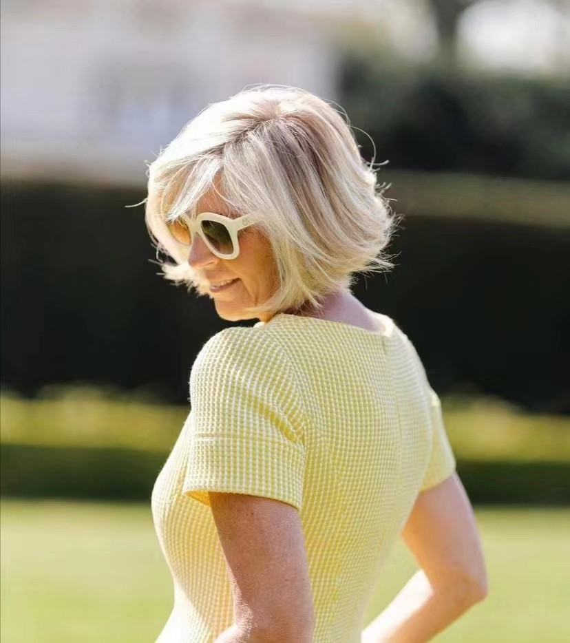 50岁中年妇女大圆脸适合什么发型,50岁妈妈发型17款中长发怎么扎