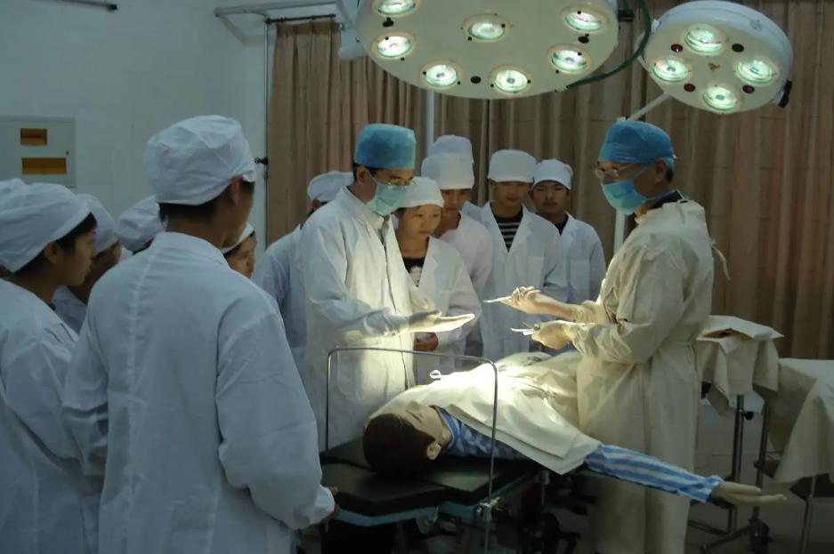 工龄越长越吃香的专业,可以干到退休的五个铁饭碗专业