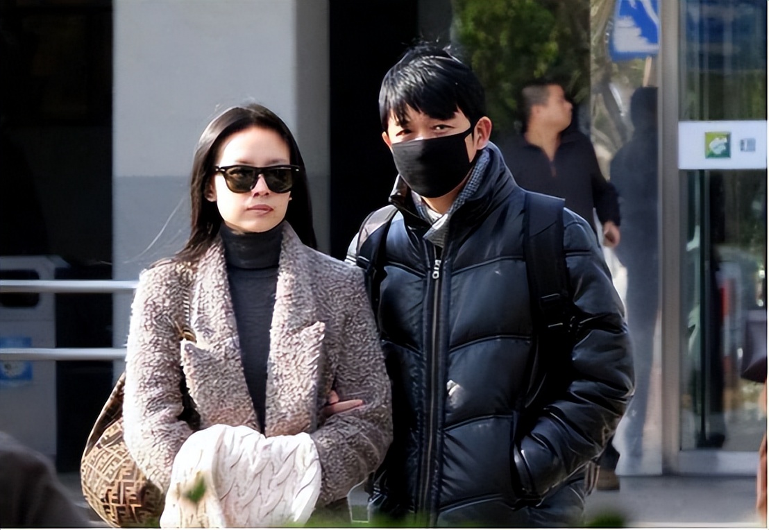 董洁身穿瑜伽裤亮相直播间,43岁董洁穿瑜伽服直播带货视频