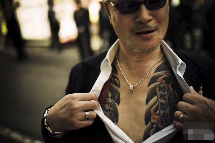 安徽女大学生装“黑帮老大”,*虐性**五位室友两年,没人敢于反抗