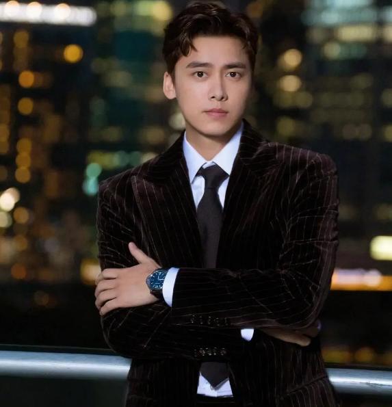 十位穿西装的男明星你最喜欢谁,穿西装很帅的一个男的