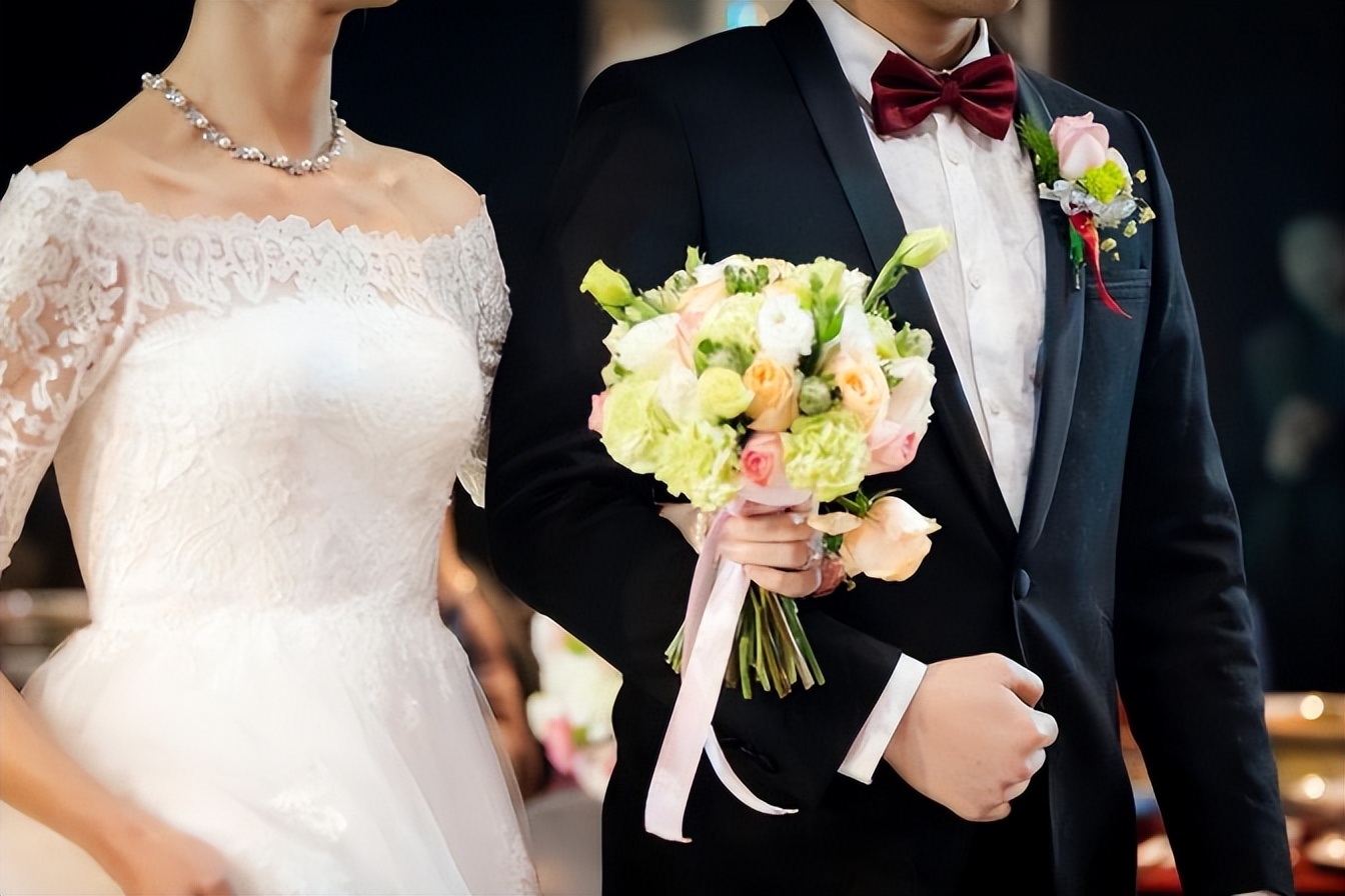 男子买玩具枪被判死刑,男子因枪形钥匙扣被判刑妻子发声