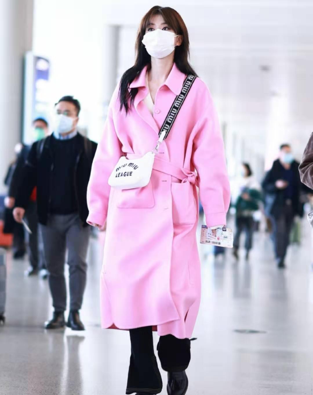 乔欣私服穿搭效果惊人,乔欣现身北京机场牛仔裤配长靴