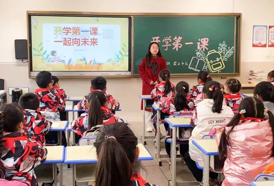 开学季校园展示打卡,开学啦冰墩墩小学生积极向上图片