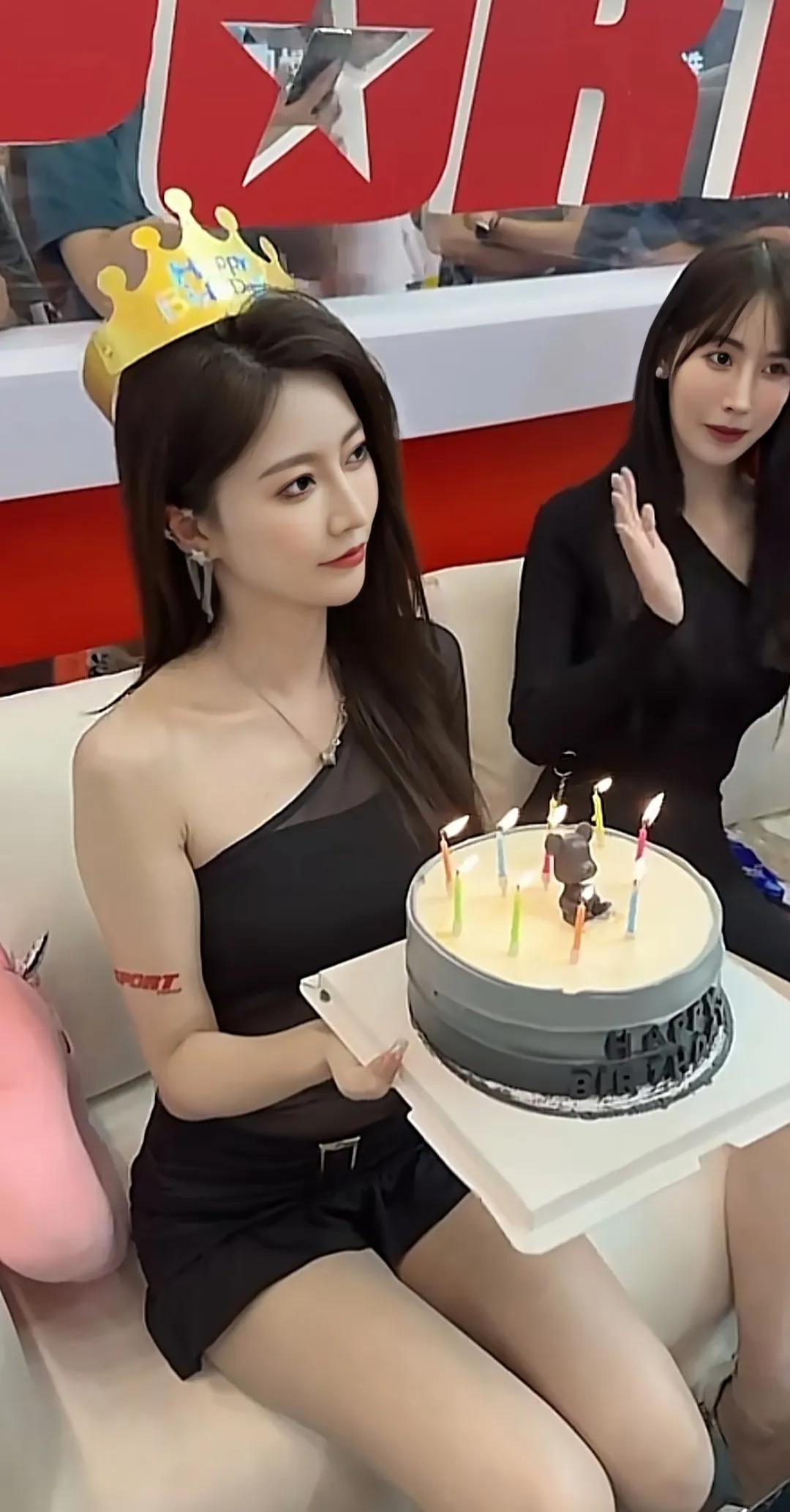 黑色衣服让女人高贵,黑色衣服气质女人