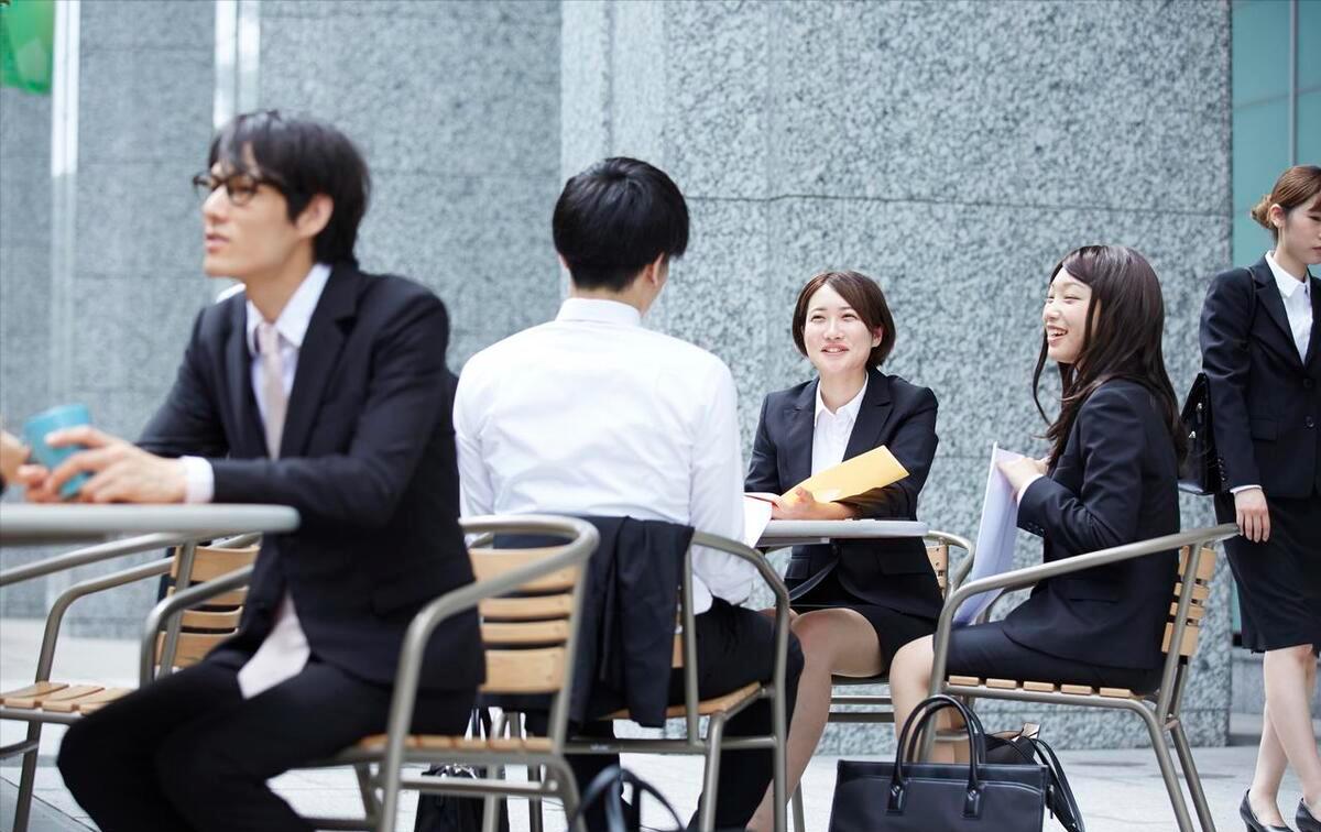 张雪峰怎么看待大学生就业呢,张雪峰学得那么好为什么要换专业