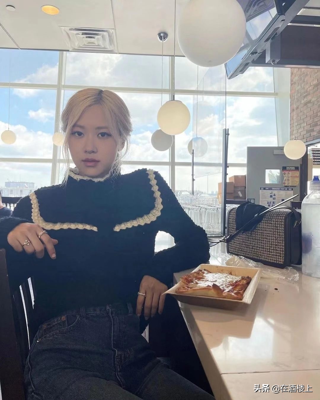 不用穿金戴银装饰自己,不用穿金戴银