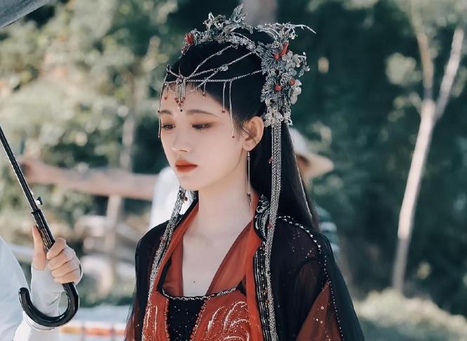 因整容毁掉前途的女星,整容改命的五位明星