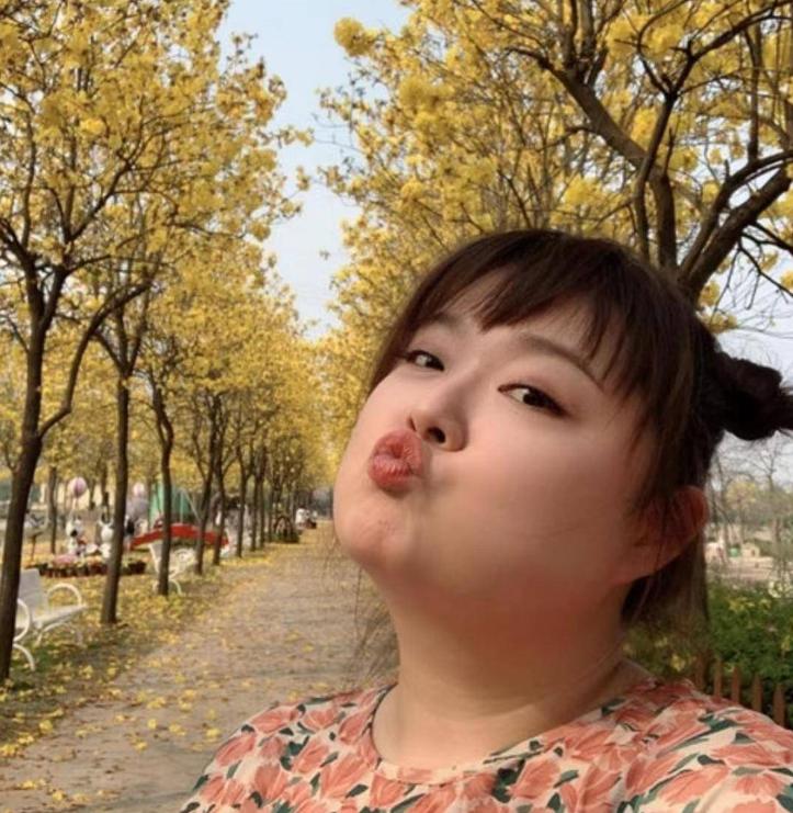 前TVB女星吃路边摊引热议！体重200斤38岁未恋爱，上海购3套豪宅