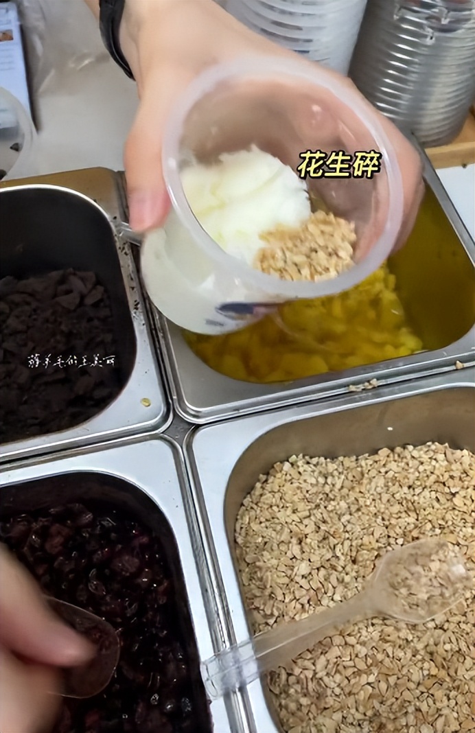 郑州新开1家郑好吃雪花酪店,奶香浓郁,一口穿越童年