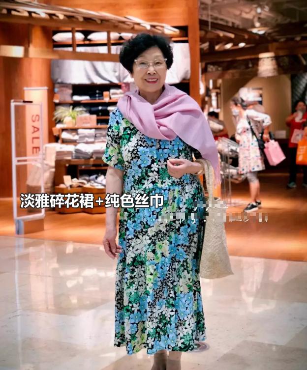 百搭丝巾时髦又有气质显气色,适合搭配牛仔裙的丝巾