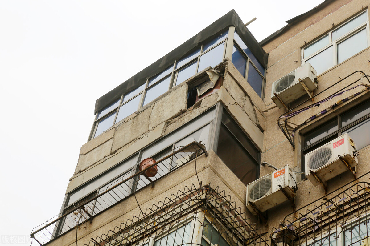 台风吹得房屋倒塌如何自救,遇到房屋倒塌怎么办