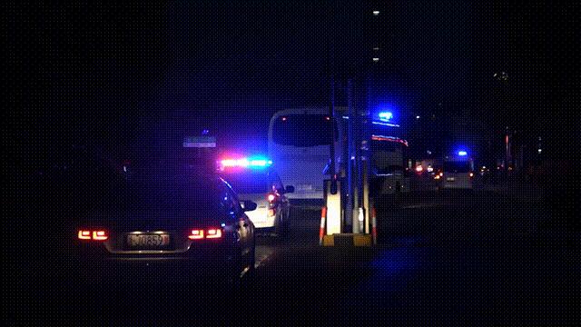 疫情当前警察不退坚守战疫一线,疫情不退警察不退用行动守护群众