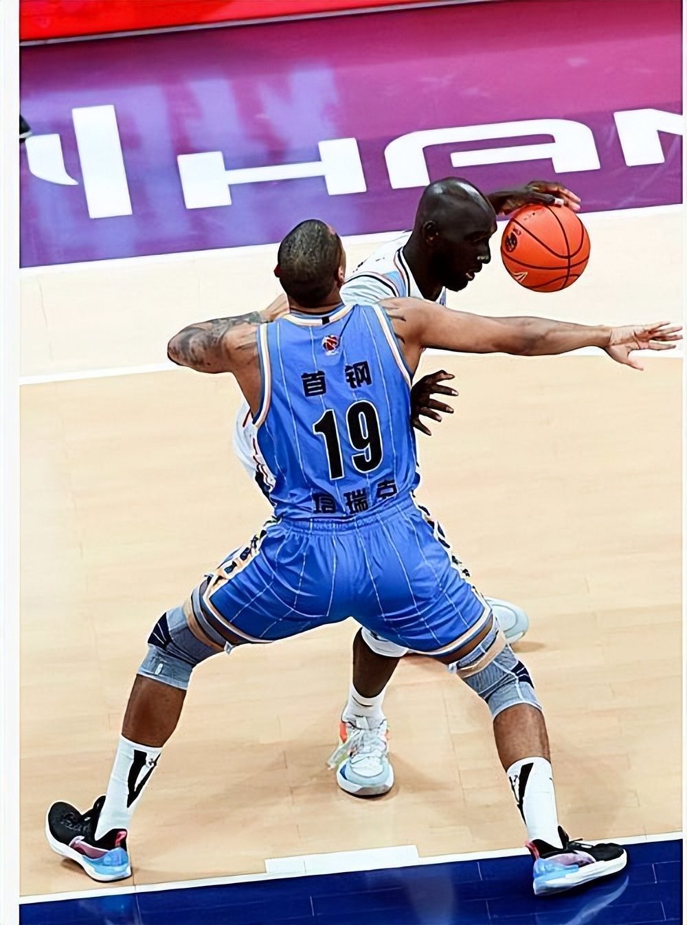 身高2米28！塔克-法尔在CBA的首秀打响！表现如何？缺点太明显了