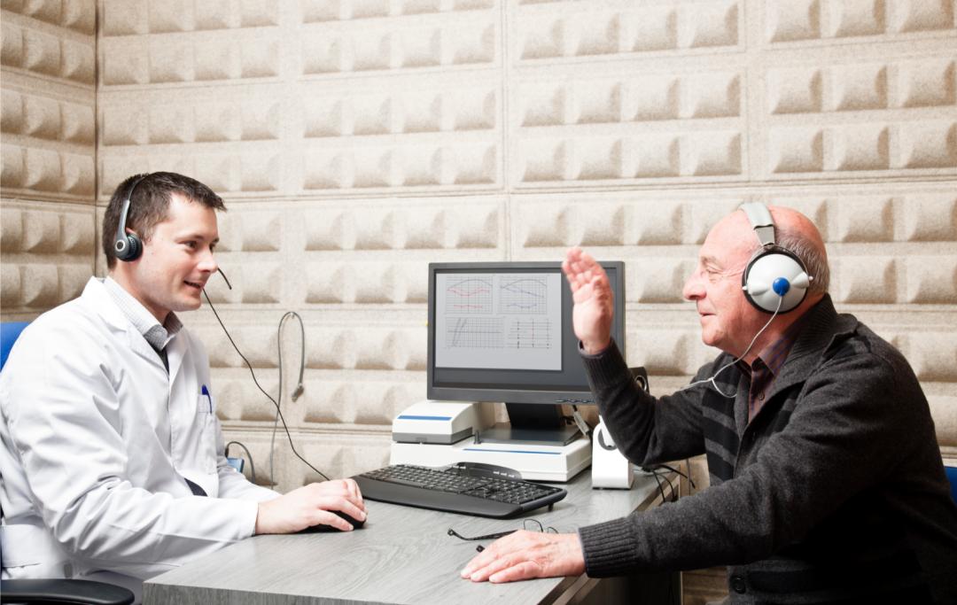 人老了耳背戴助听器,人老了耳背听不见