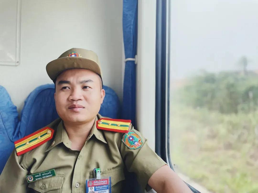 在老挝坐高铁,在老挝的中国高铁