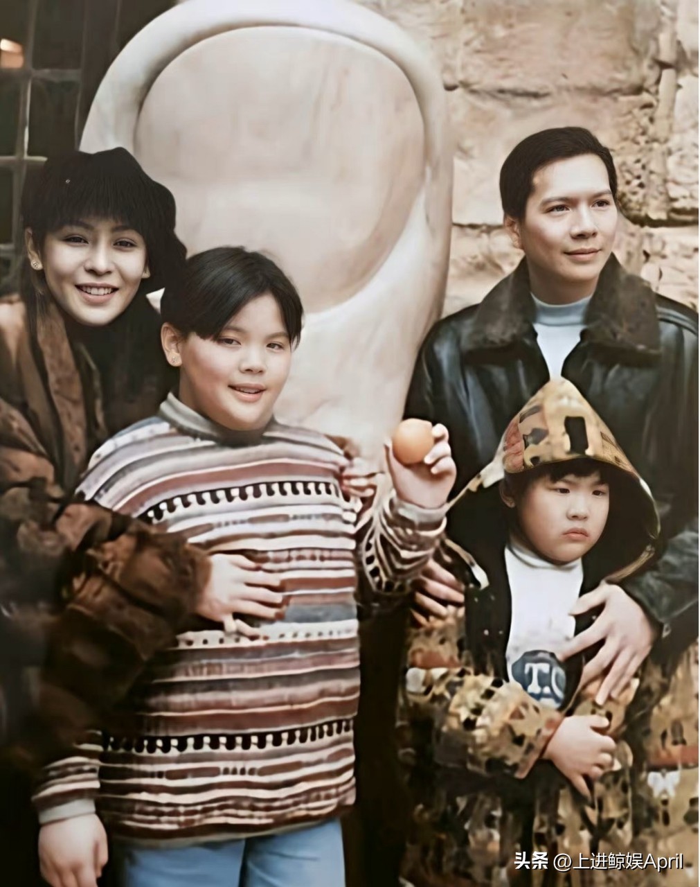 某清纯女星的“哑巴丈夫”，继被*男猛**当众掌掴后，再现剥虾名场面