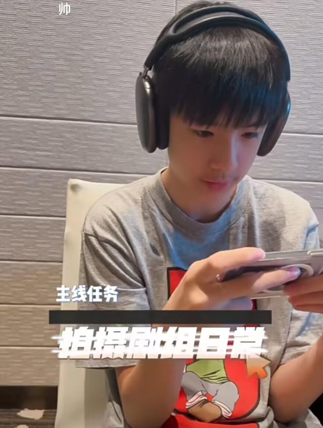 董洁儿子顶顶探班,董洁和儿子顶顶现身机场