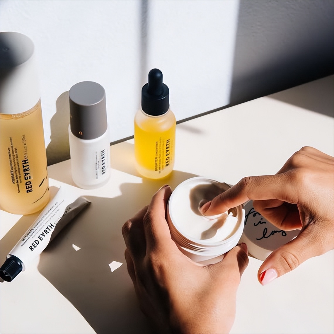 精华液和水乳有什么区别哪个好,精华液和水乳哪个效果最快