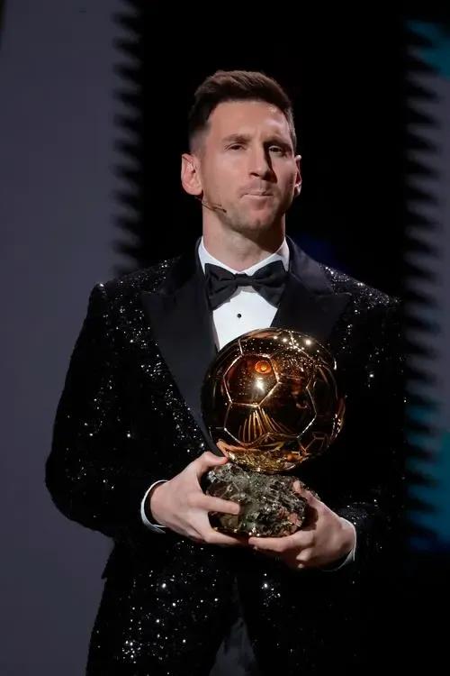 梅西从侏儒症到足球巨人,梅西从小侏儒症