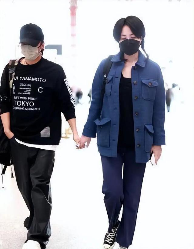 王菲谢霆锋机场撒糖再现世纪牵手,王菲谢霆锋机场牵手对比照