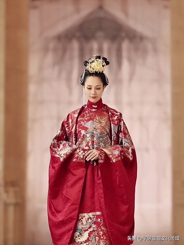 川妹子穿汉服在国外,穿红衣汉服走在国外街头