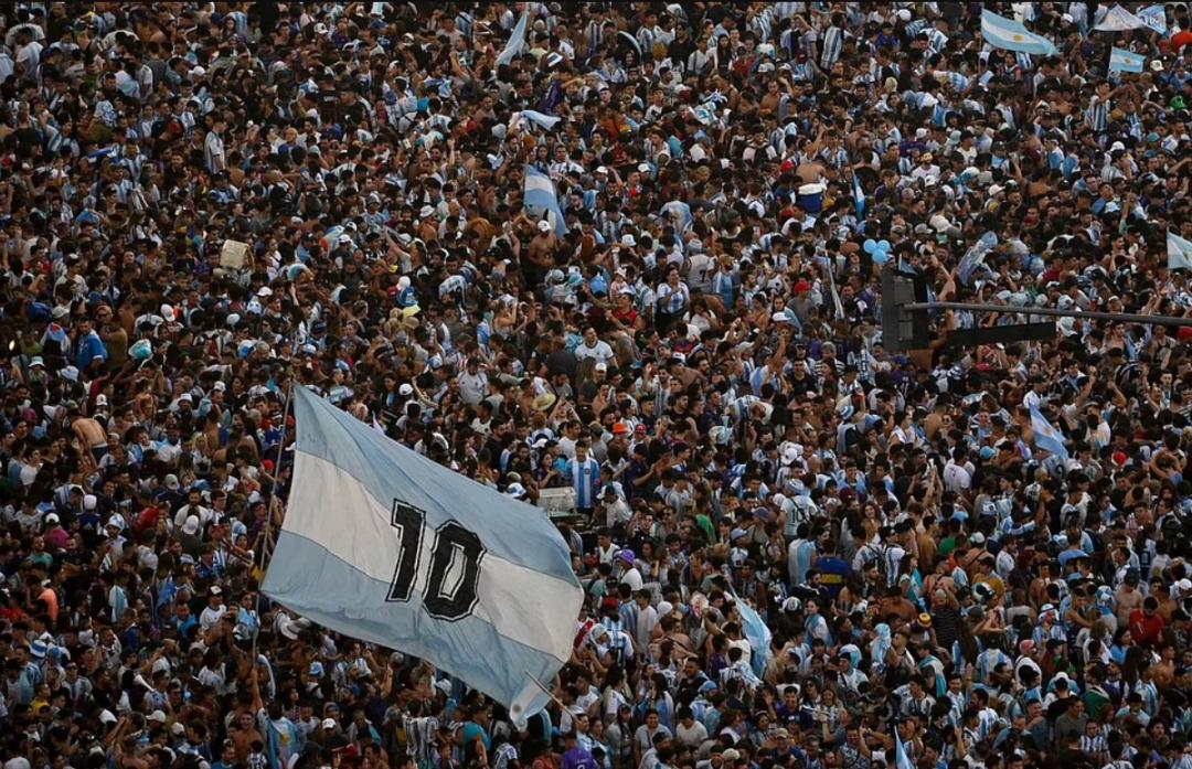 阿根廷86年夺冠后庆祝场面,86年阿根廷举国庆祝夺冠视频