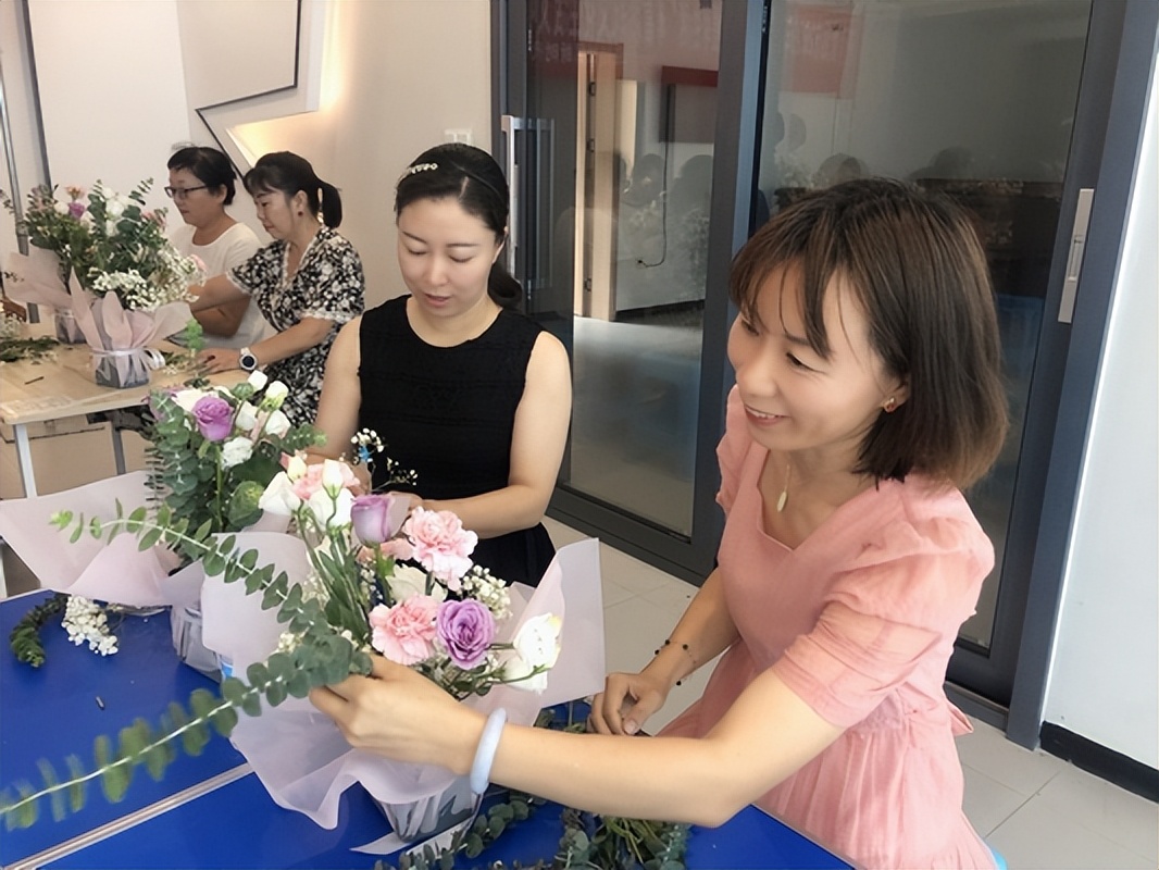 插花拾趣,漫享生活——开远公路分局参加社区文明实践活动掠影