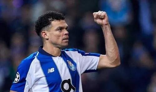 武僧佩佩凶狠铲球,球场恶霸佩佩