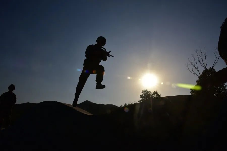 【夜读·散文】心儿伴着导弹飞