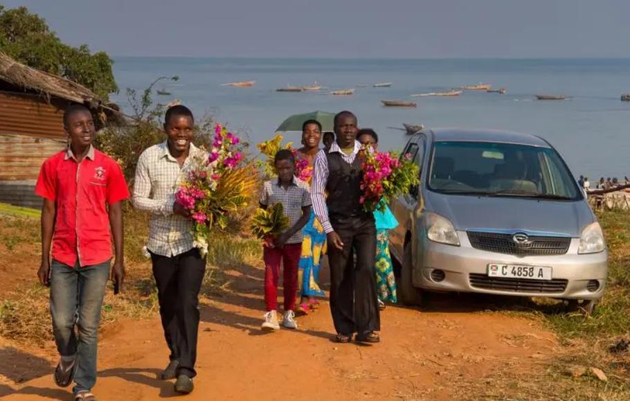 非洲国家布隆迪：禁止跑步，有自行车就是土豪，一把锄头就是彩礼