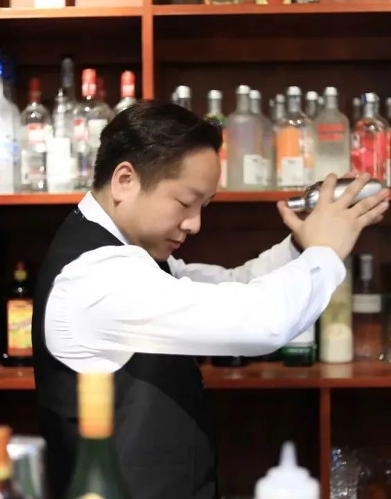 30岁跳出舒适圈改行学美业,学调酒入行