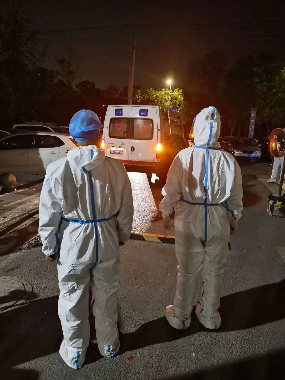 凌晨四点坚守抗疫一线,凌晨四点下班的医护人员