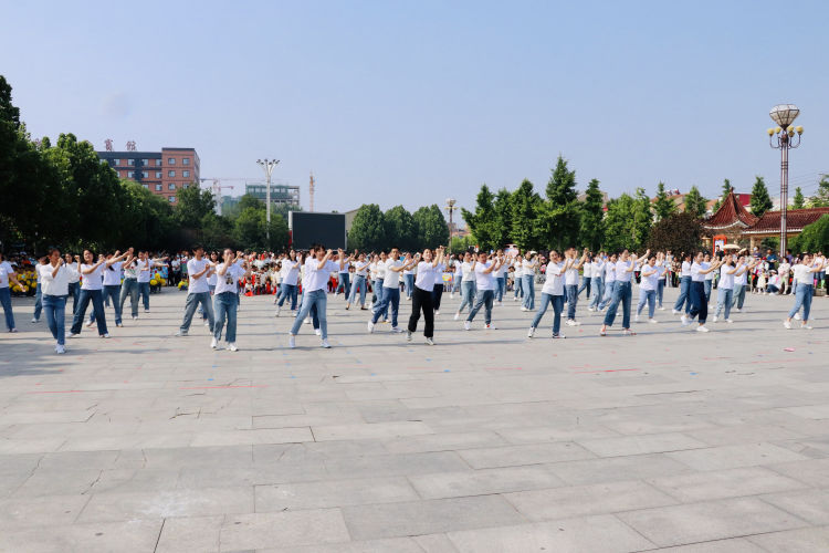 幼儿园小手拉大手运动会,大手拉小手幼儿园亲子活动