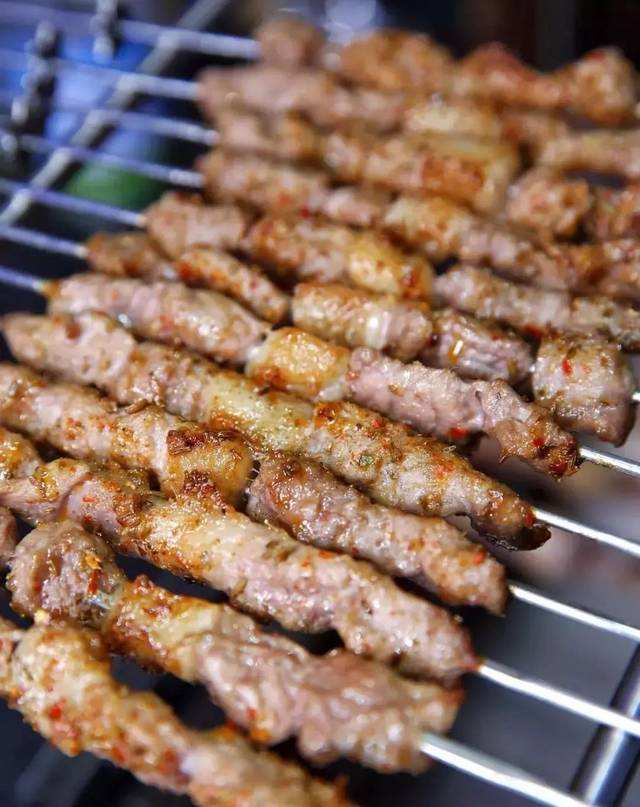 新疆哪里的烤羊肉串最正宗,烧烤新鲜出炉的新疆风味羊肉串