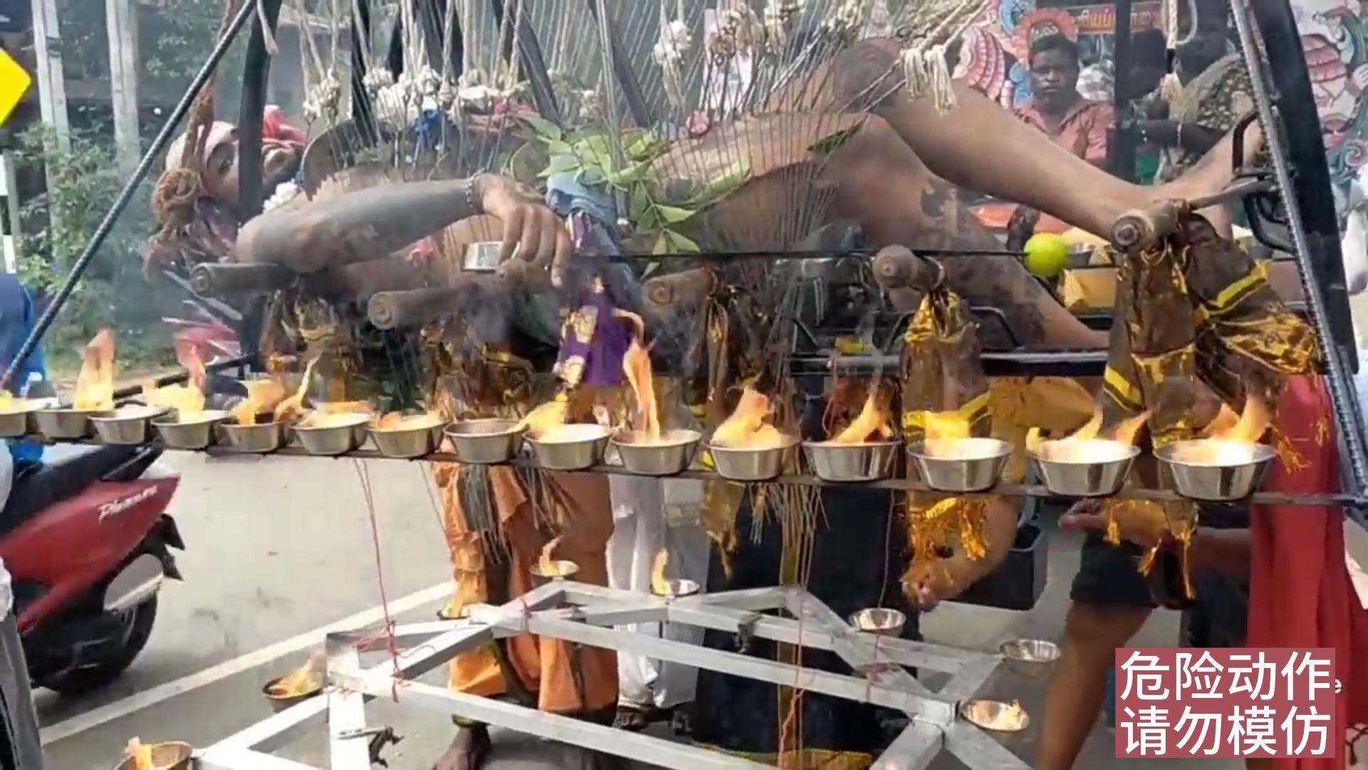 印度奇葩，用钩子穿过男子皮肉不流血，躺在刀上吊起来用绳子抽打