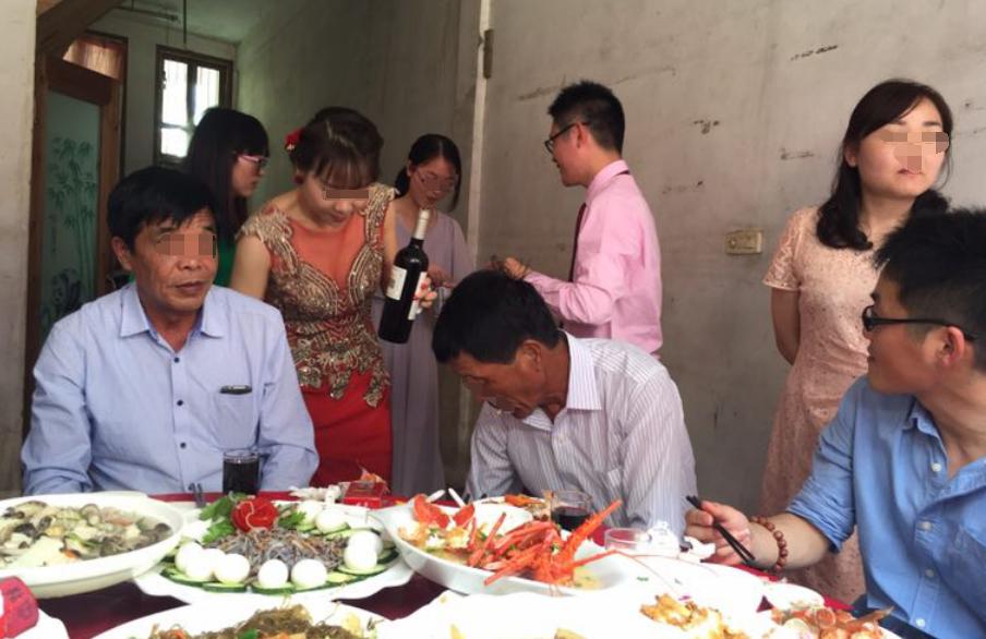 宁波男子随礼500元到农村喝喜酒，吃到帝王蟹，竟发圈吐槽吃不饱