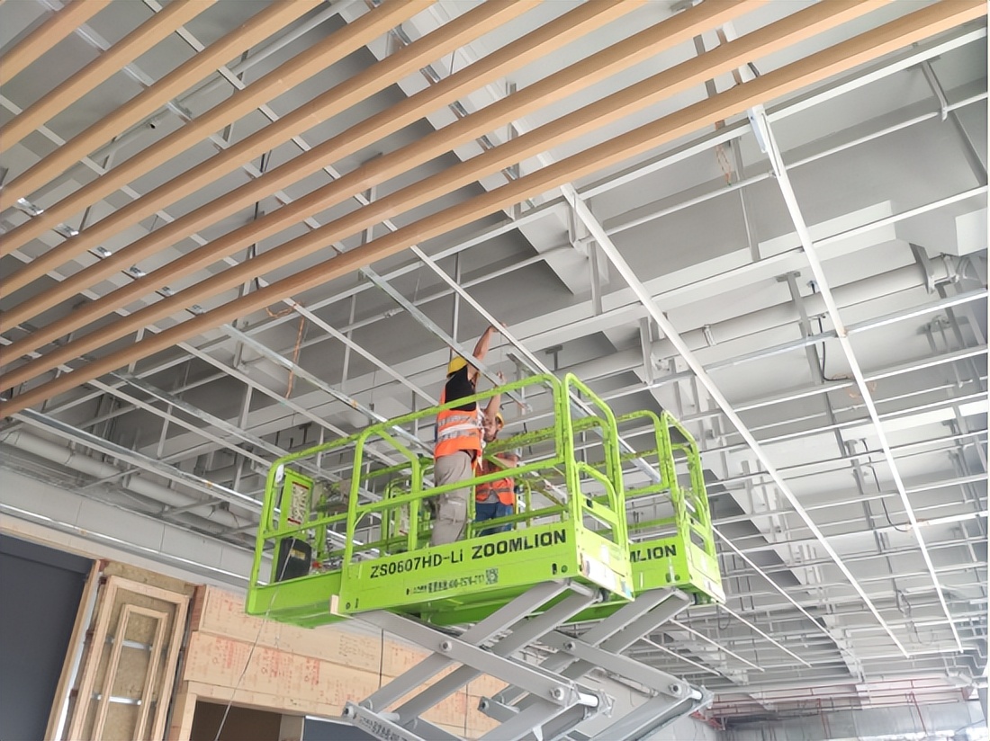 重庆专业足球场主体封顶,重庆专业足球场效果图