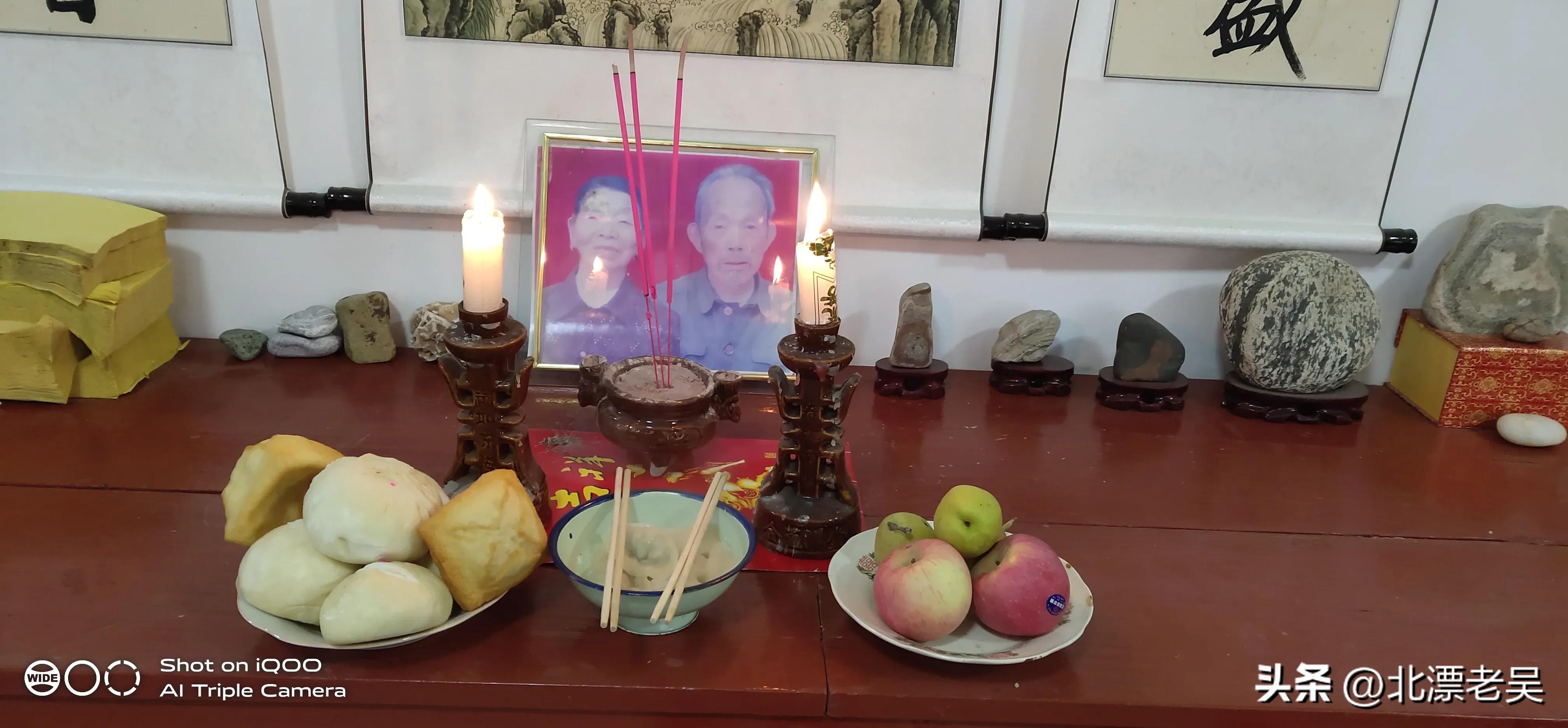 回家过年，只为给爱人燃烛焚香，上坟请灵