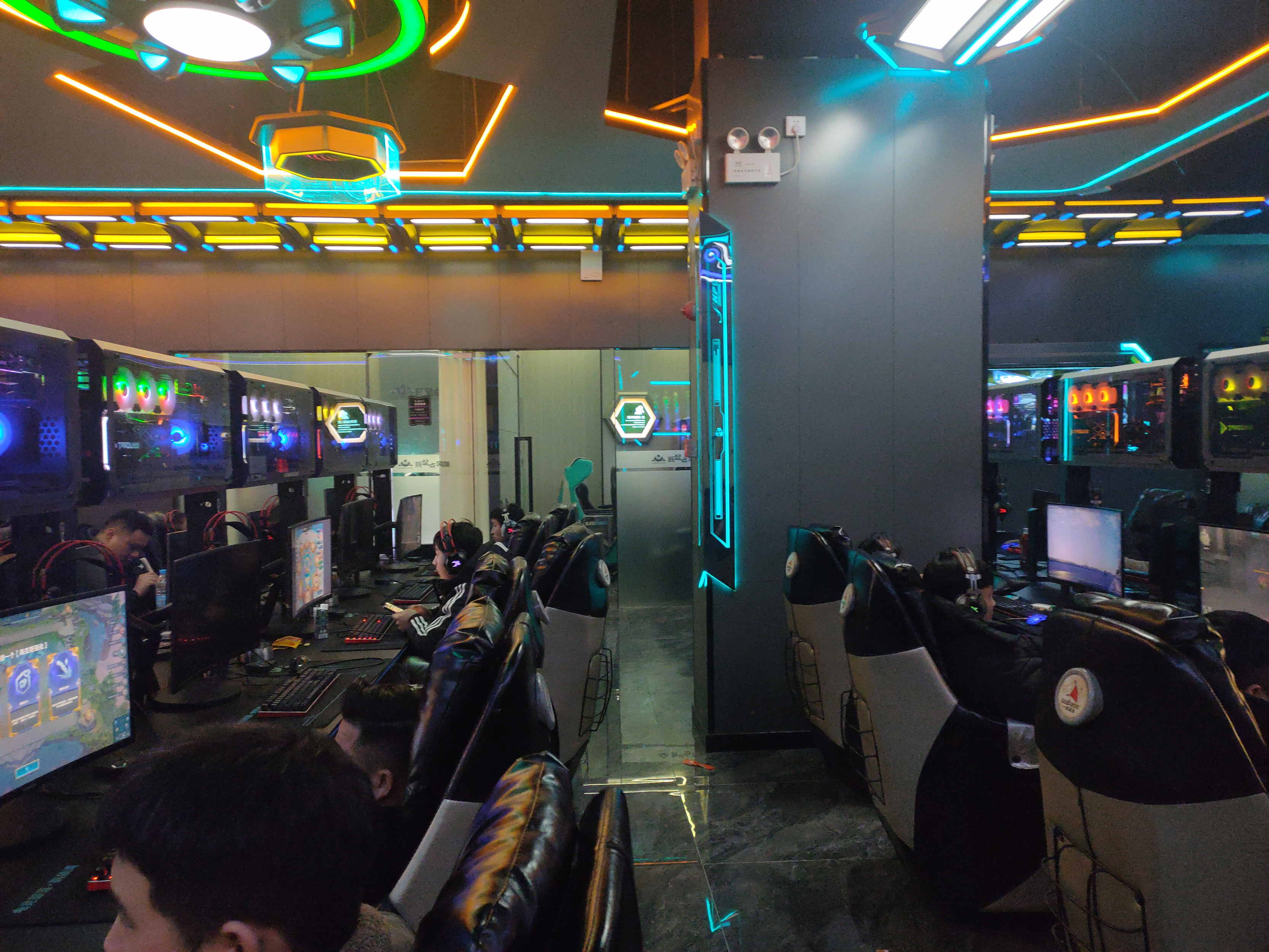 专业的网吧桌椅定做价格,甘肃复古网吧桌椅生产厂家