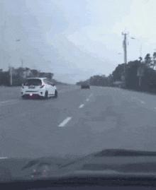 女孩子看起来外表美丽，其实裤袜已经掉到大腿根了！哈哈哈