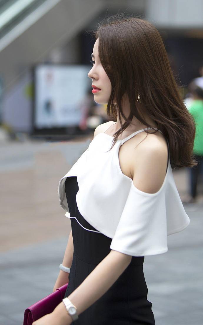 162穿连体裤搭高跟鞋好看吗 (穿丝绒镂空连体裤配高跟鞋)