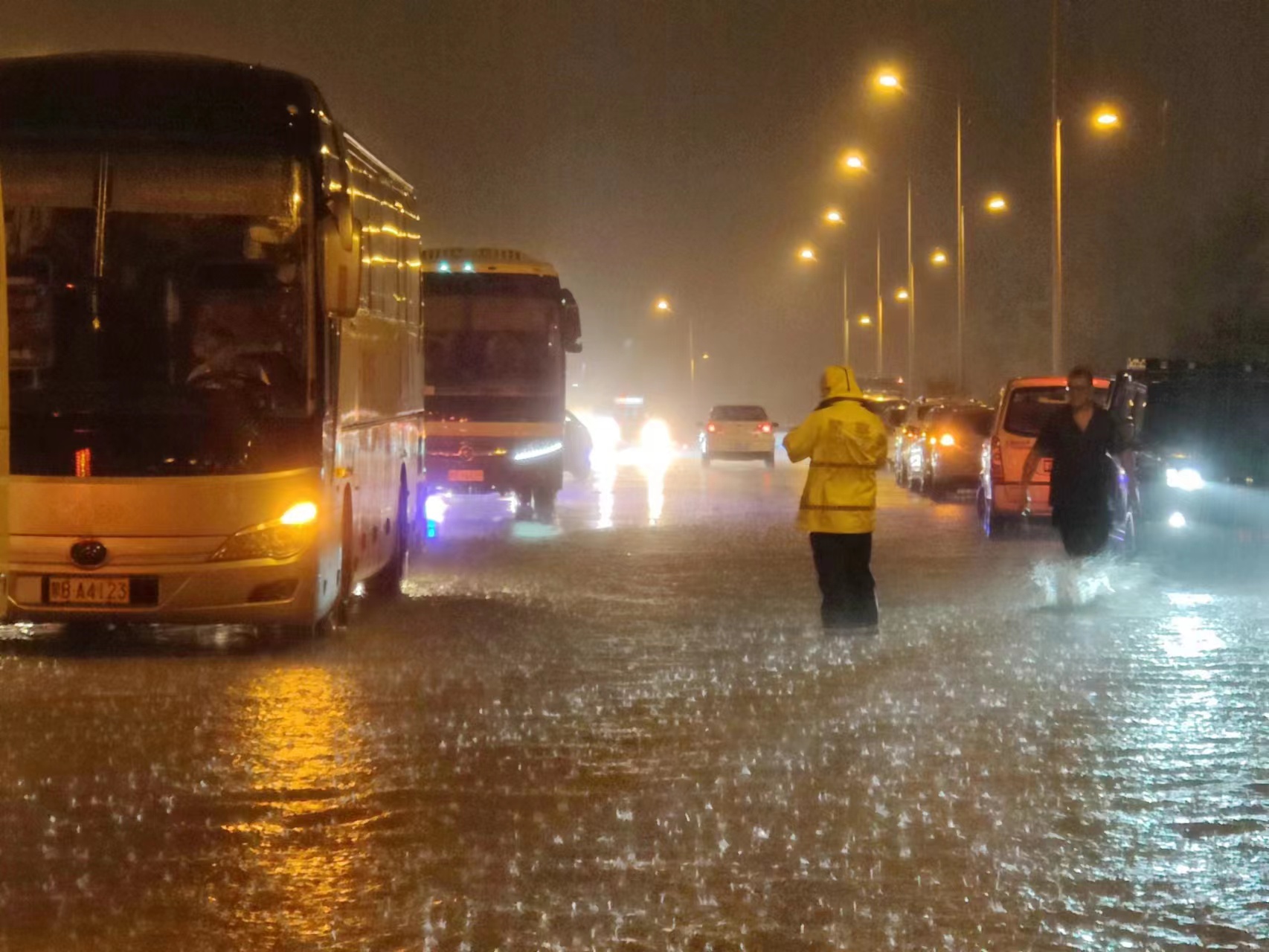 党旗在一线飘扬交警,公安党旗在基层一线高高飘扬