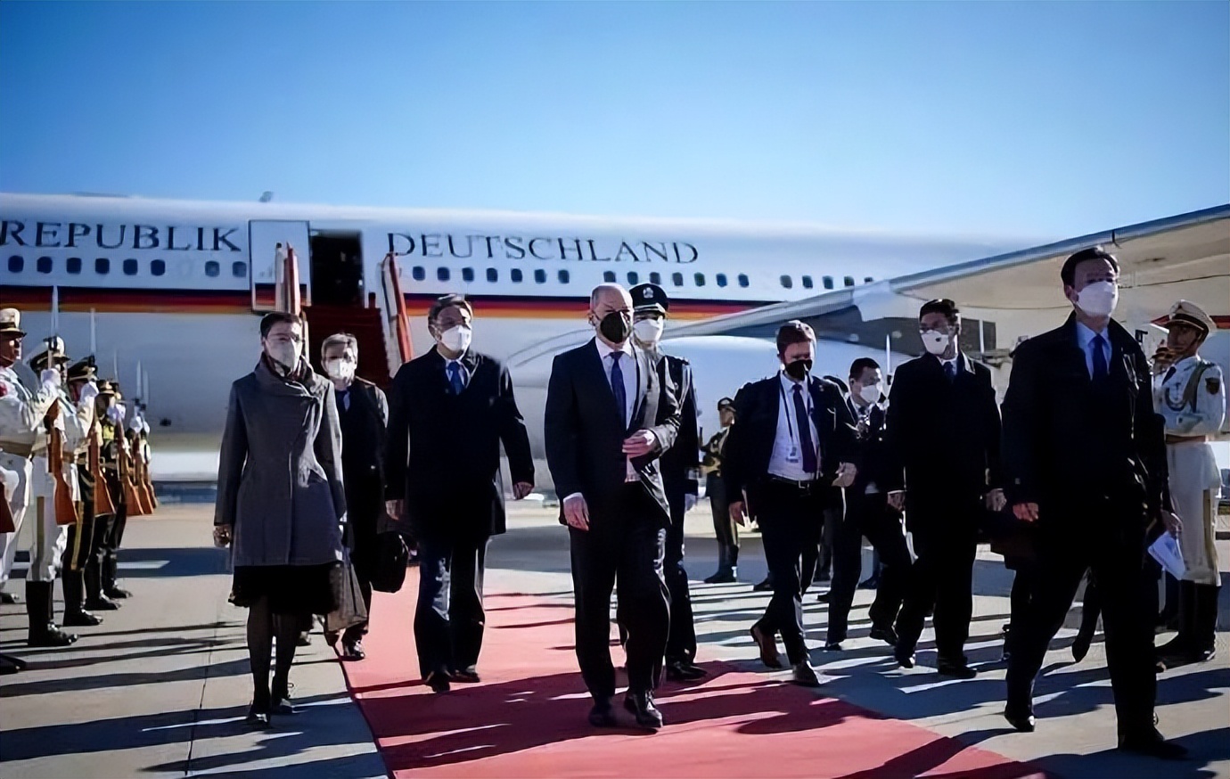 巴斯夫等“加码”在华投资，A股、港股绝地大*攻反**，原油飙涨逾5%