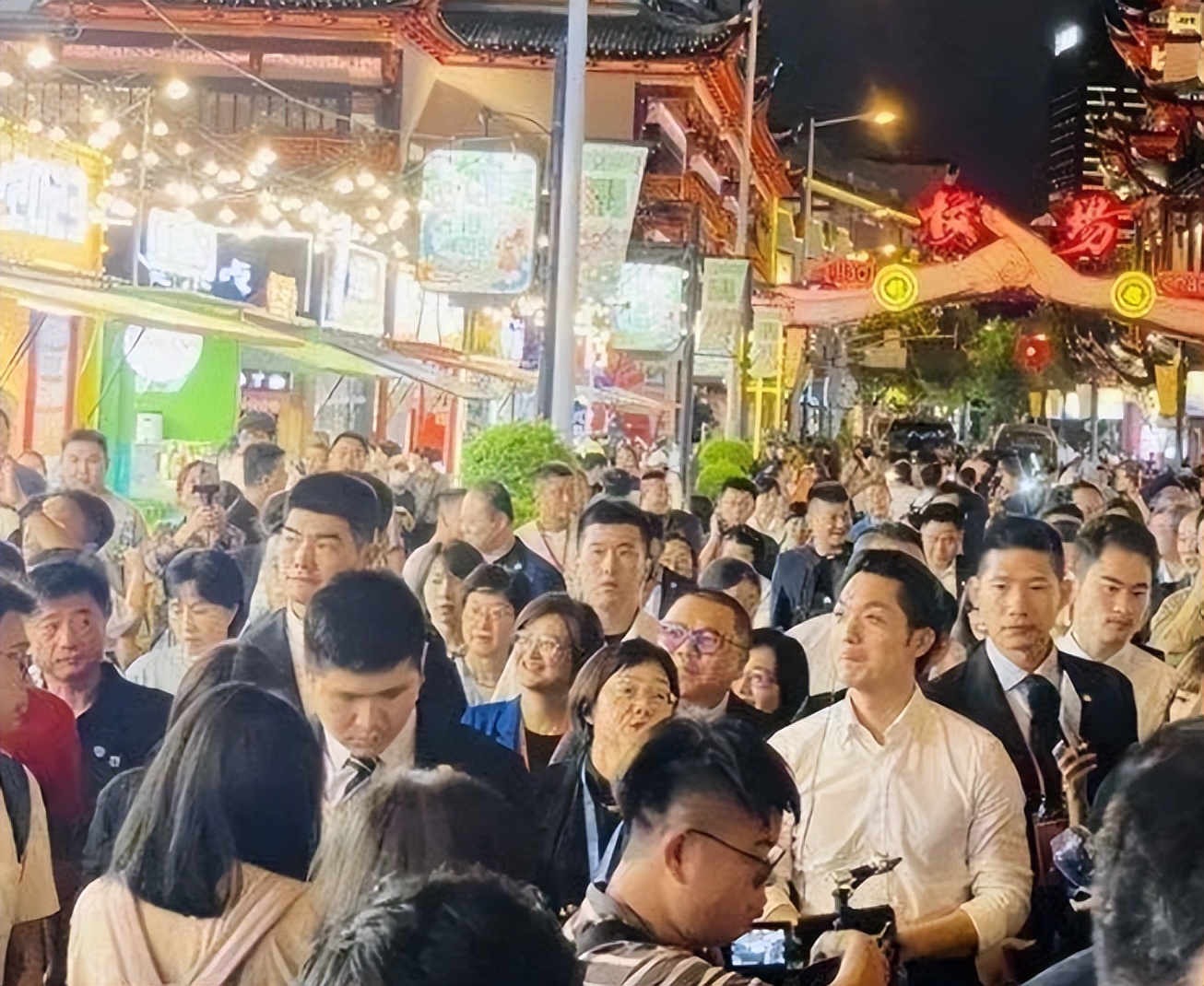 蒋万安上海首站参访洋山港,蒋万安首站参访洋山港